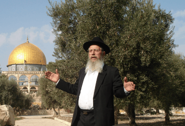 Jeruzsálem: áldást mondott a Templom-hegyen a Templom Intézet alapító rabbija