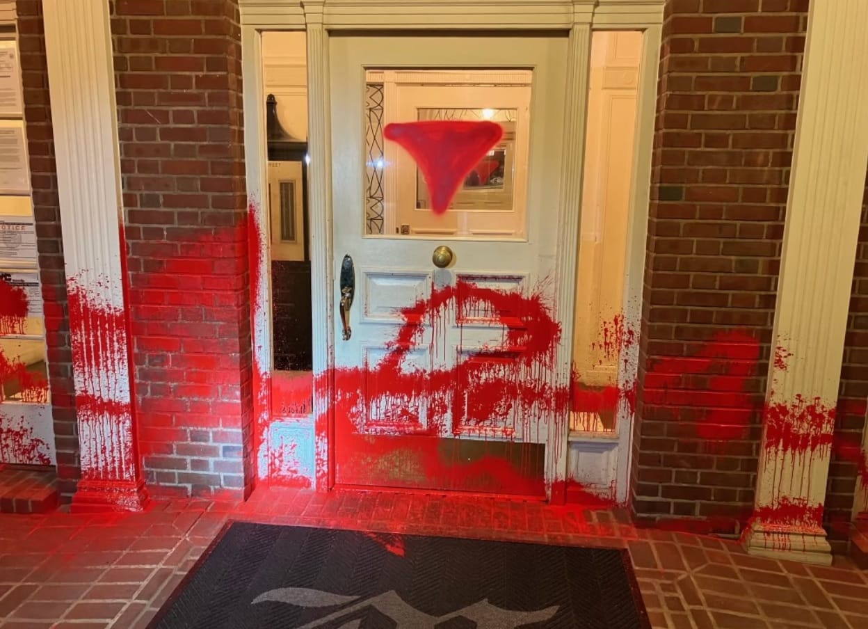 New York: vörös festékkel öntötték le a zsidó tisztviselők otthonait