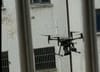 Hátborzongató felvételek: drónok tartják otthonaikban a lakosokat Kínában