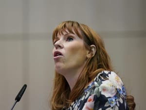 Szélsőbalos vezető: Oroszország már intézett nukleáris támadást Britannia ellen