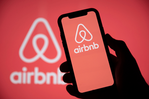 Az Airbnb feketelistára helyezett minden oroszt és fehéroroszt