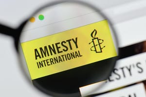 Amnesty: civilek mögé bújik az ukrán hadsereg