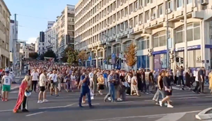 VIDEÓ: Ezrek tüntettek a hagyományos család mellett Belgrádban