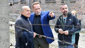Terminator idézettel búcsúzott az Auschwitz múzeum vendégkönyvében Schwarzenegger
