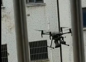 Hátborzongató felvételek: drónok tartják otthonaikban a lakosokat Kínában