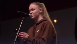 Tüntetések: Elhatárolódott a trágár diáktól iskolája