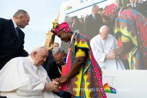 A pápa és Emmanuel Macron is a béke mellett szólalt fel Rómában