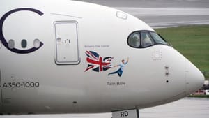 Szivárványos és szivárványfeliratú repülőkkel indultak Katarba a vb favoritjai