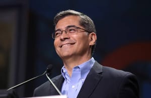 Biden egészségügyi minisztere: támogatjuk a gyerekek nemváltoztatásának állami finanszírozását