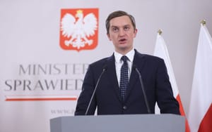 Lengyelország megvétózza a béranyaság és LGBTQ családok kiterjesztését