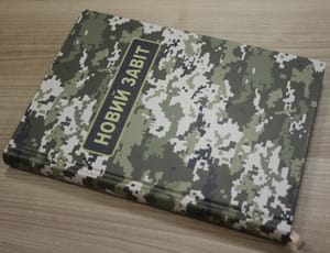 A Holland Bibliatársulat több ezer álcázott Bibliát küld az ukrán katonáknak