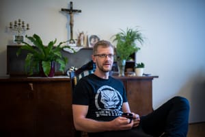 Hodász András: gyermekkoromban többször is molesztált egy pap