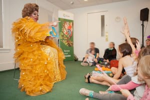 Kanadai város: gyerekeknek tartott drag show-k közelében tilos tüntetni