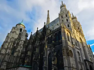 Terrorveszély: fegyveres rendőrök jelentek meg bécsi templomok előtt