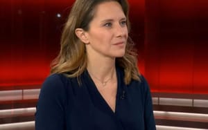 Kereszt viseléséért kritizálták a svájci műsorvezetőt