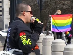 Drag show ellen tiltakozott, ezért törölték a számláját