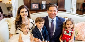 Gyermekvédelmi törvény miatt fasisztázták le a floridai kormányzót