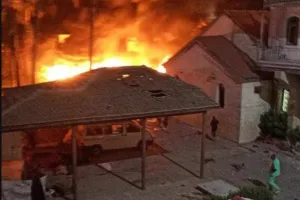 Pattanásig feszül a helyzet: rakétatalálat ért egy kórházat Gázában