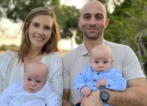 Tíz hónapos ikreket mentettek ki egy dél-izraeli kibucból