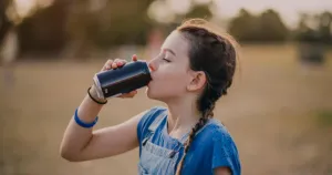 Felmérés: legtöbben betiltanák az energiaitalokat a kiskorúak számára