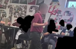 USA: vasvillát lóbált a diákok feje fölött egy ördögnek öltözött tanár