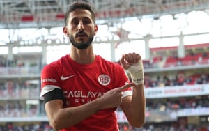 Törökország: a túszok iránti szolidaritásáért kitoloncolnak egy izraeli focistát