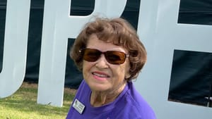 60 év szolgálat után elbocsátottak egy önkéntest, mert nem ismerte a "névmásokat"