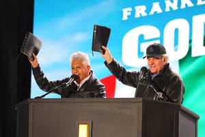 Nézzék, kivel futott össze Franklin Graham a repülőtéren