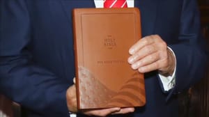 "Isten áldja Amerikát"- különleges Bibliát népszerűsít Donald Trump