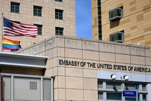 USA: nem loboghat Pride zászló  az amerikai nagykövetségeken