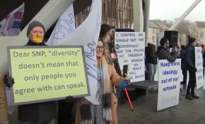 Skócia: hatályon kívül helyezhetik az új gyűlölet-bűncselekmény törvényt