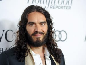 "Szükségem van a spiritualitásra" - Russel Brand bejelentette, hogy megkeresztelkedik