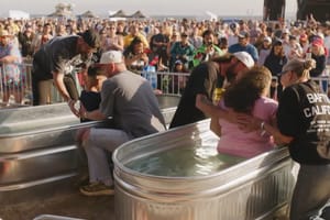Pünkösd Kaliforniában: több mint 12 000 ember keresztelkedett meg a hétvégén
