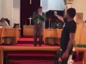 Csodával határos: besült a fegyver, amivel egy lelkészre támadtak Amerikában