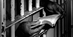 Irán: több év börtönre ítélték a keresztény megtérőket