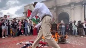 "Valamit tennem kellett" - kiszabadította a tüntetőktől az égő zászlót egy amerikai hazafi