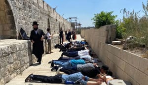 Jeruzsálem: a status quo ellenére több zsidó leborulva imádkozott a Templom-hegyen