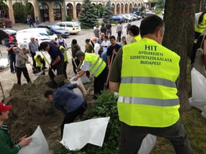 Megmozdult a Hit Gyülekezete: több száz aktivista segít a gátakon
