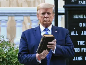 "Valaki ott fent vigyáz ránk" - a merényletkísérletek óta többet gondol Istenre Trump