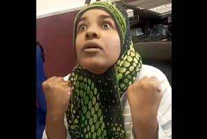 Allahu Akbar-t kiáltva rontott be egy muszlim nő egy londoni templomba