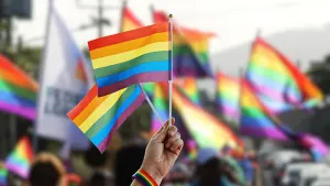 Skócia: gyermekmolesztálásért elítélték a gyerekeknek szóló LMBT-útmutató szerzőjét