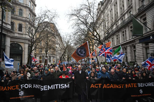 Anglia: mintegy 32 ezren tüntettek az antiszemitizmus ellen