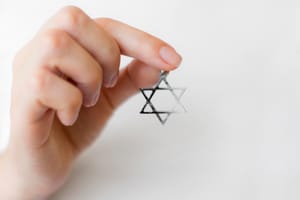 Írország: zsidó férfira támadtak  Dublinban egy Dávid-csillag miatt