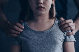 (18+)Egy áldozat beszámolója a pedofil csúcselit titkos orgiáiról