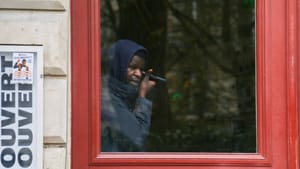 Migránsok foglaltak el egy színházat Párizsban: ezt követelik