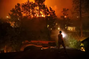 Lángokban Kalifornia: tömegek menekülnek a pusztító tűzvész elől