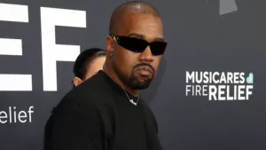 Kitört a botrány: Kanye West horogkeresztes pólókat árul és Hitlernek nevezi magát