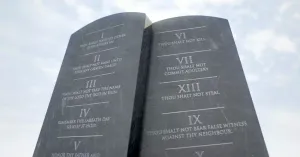 "Úgy tűnik, nem olvasták" - ellopták a Tízparancsolatot egy angliai templomból