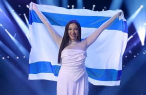 „A világnak hallania kell"- az Eurovízió színpadára lép az izraeli terrortámadás túlélője