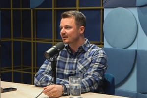 Modern ember a hírek rabságában - Surjányi Dávid